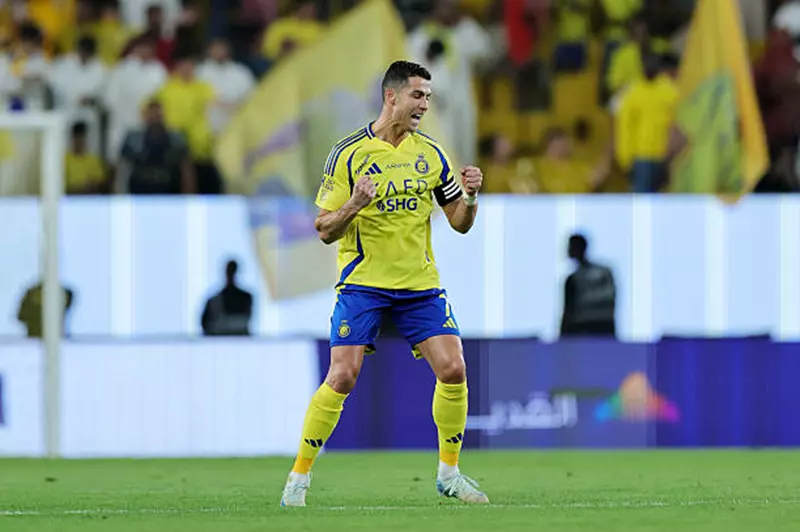 رونالدو يُحقق الحذاء الذهبي للمرة الثانية في الدوري السعودي رونالدو يُحقق الحذاء الذهبي للمرة الثانية في الدوري السعودي