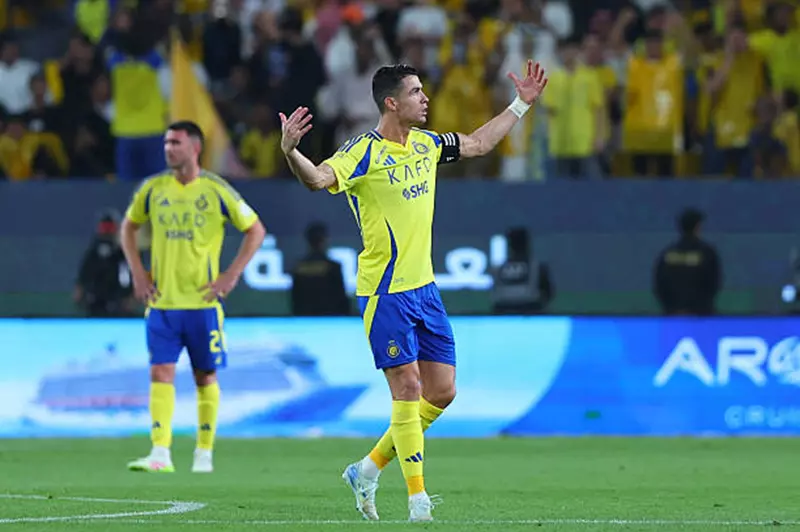 هل يوقع رونالدو عقدًا قصير الأمد مع الهلال؟ هل يوقع رونالدو عقدًا قصير الأمد مع الهلال؟