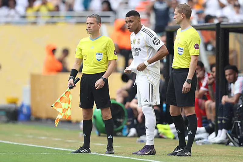 مبابي ينطلق من مقاعد البدلاء في أولى مشاركاته مع ريال مدريد بكأس العالم للأندية مبابي ينطلق من مقاعد البدلاء في أولى مشاركاته مع ريال مدريد بكأس العالم للأندية