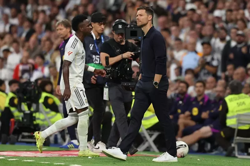 ريال مدريد يدعم ألونسو بعد خلافه مع فينيسيوس ريال مدريد يدعم ألونسو بعد خلافه مع فينيسيوس